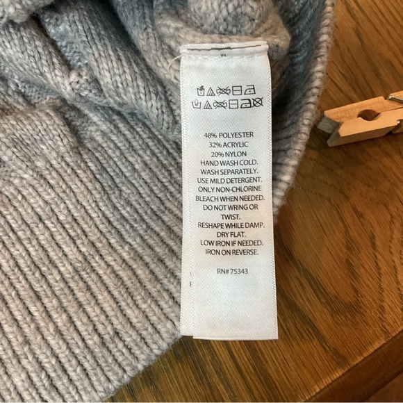 Cupcakes and Cashmere Cable Knit Sweater Vest Medium EUC - Picture 8 of 8